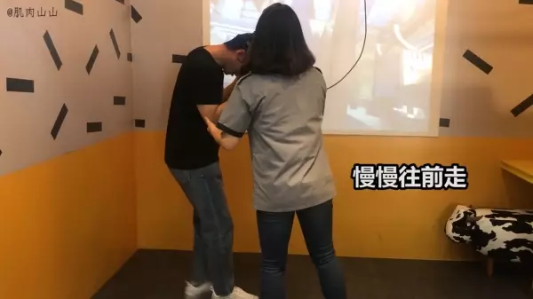弟弟騙姐姐體驗最新VR,超真實的反應笑翻所有人!只聽到聲音讓人以為發生命案XDD