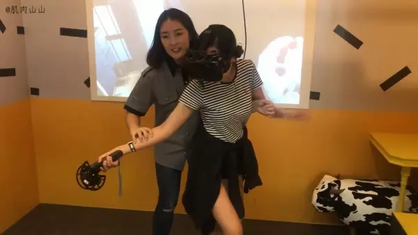 弟弟騙姐姐體驗最新VR,超真實的反應笑翻所有人!只聽到聲音讓人以為發生命案XDD