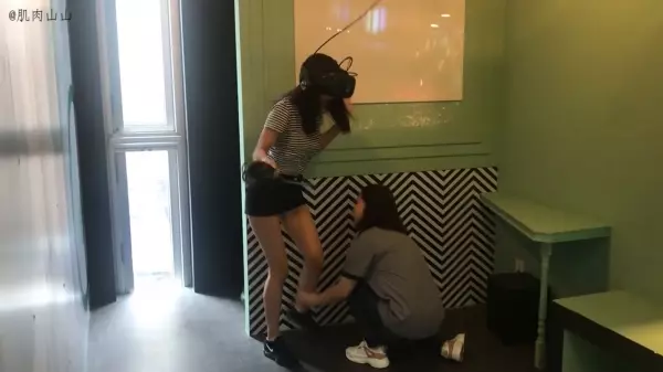 弟弟騙姐姐體驗最新VR,超真實的反應笑翻所有人!只聽到聲音讓人以為發生命案XDD