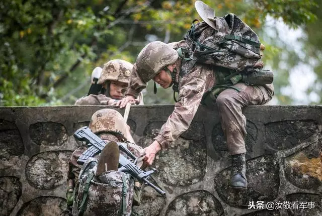 部隊的士兵平時訓練愛穿膠鞋,為什麼一開戰,必須都穿笨重的軍靴