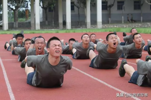 部隊的士兵平時訓練愛穿膠鞋,為什麼一開戰,必須都穿笨重的軍靴