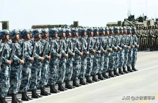 部隊的士兵平時訓練愛穿膠鞋,為什麼一開戰,必須都穿笨重的軍靴