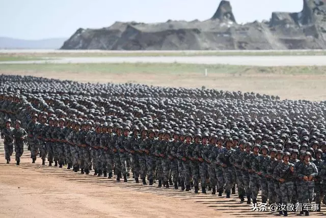 部隊的士兵平時訓練愛穿膠鞋,為什麼一開戰,必須都穿笨重的軍靴