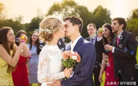 兒媳生下雙胞胎,婆婆送了三千塊錢,打開袋子後,兒媳濕了眼眶
