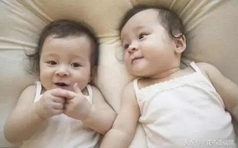 兒媳生下雙胞胎,婆婆送了三千塊錢,打開袋子後,兒媳濕了眼眶
