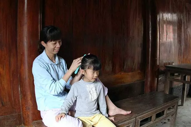 遠嫁兩年,回娘家媽說沒人接,車站外看到熟悉人影,我氣得牙痒痒