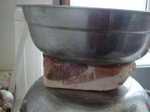 冷凍肉千萬不要用水泡,教你1招「3分鐘解凍」,吃起來跟新鮮的肉一樣棒!