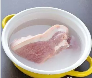 冷凍肉千萬不要用水泡,教你1招「3分鐘解凍」,吃起來跟新鮮的肉一樣棒!