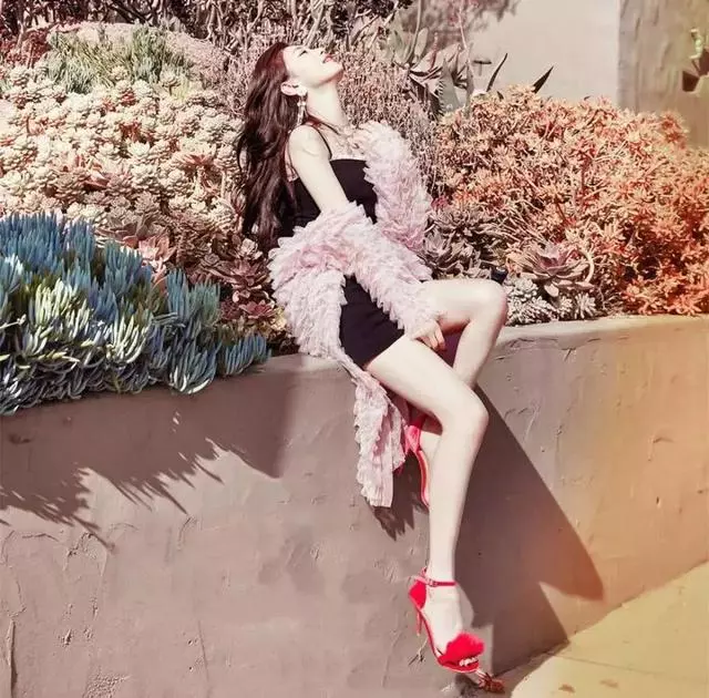 韓星裴秀智時尚穿搭,清純可人,氣質清新甜美,托腮賣萌超可愛!