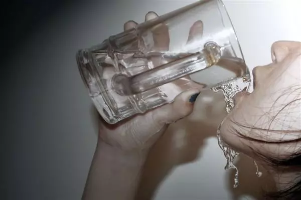 「隔夜」的白開水到底能不能喝?當然能,不能喝的是這2種水