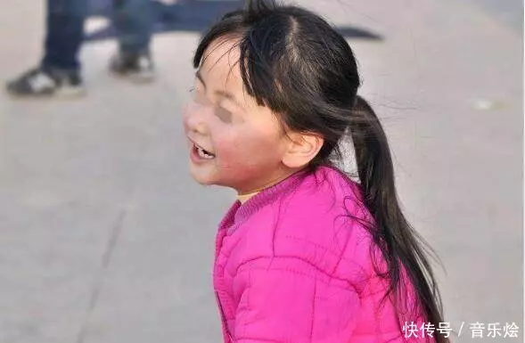 女兒鬧市被拐,母親瘋找三年無果,路遇小乞丐老狗狂吠認出小主人