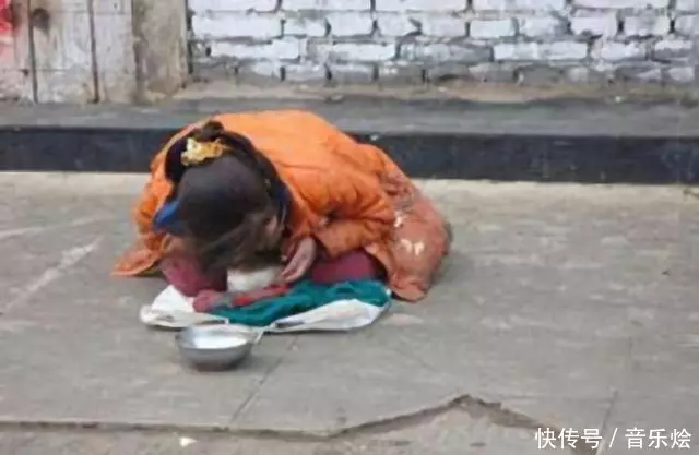 女兒鬧市被拐,母親瘋找三年無果,路遇小乞丐老狗狂吠認出小主人