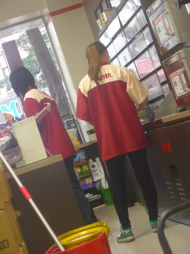 奧客堅持「熱咖啡加5顆冰塊」嗆不做就客訴 她走回倉庫「把制服脫掉」讓對方當場奔逃!