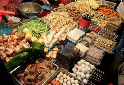 台灣最狂鹹酥雞店員「撂英文神推薦」 最後老外客人砸下600元「通通來一份」!
