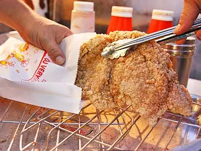 台灣最狂鹹酥雞店員「撂英文神推薦」 最後老外客人砸下600元「通通來一份」!