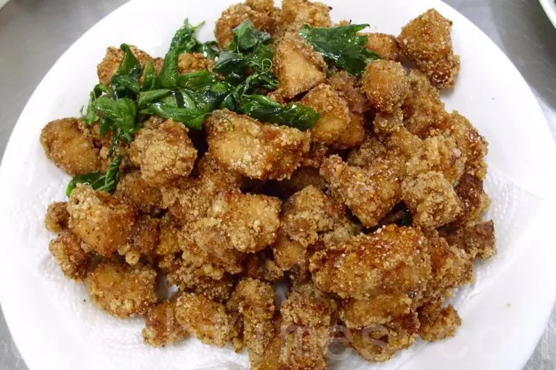 台灣最狂鹹酥雞店員「撂英文神推薦」 最後老外客人砸下600元「通通來一份」!