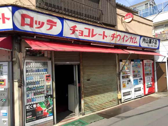 他發現這間半開著門的詭異破舊糖果店 鼓起勇氣進去才發現「門不能全開」是在等一個人!