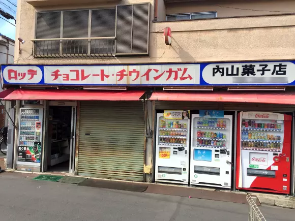 他發現這間半開著門的詭異破舊糖果店 鼓起勇氣進去才發現「門不能全開」是在等一個人!