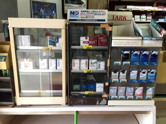 他發現這間半開著門的詭異破舊糖果店 鼓起勇氣進去才發現「門不能全開」是在等一個人!