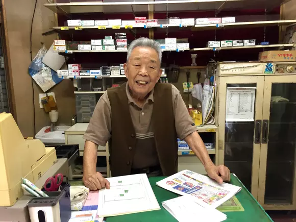 他發現這間半開著門的詭異破舊糖果店 鼓起勇氣進去才發現「門不能全開」是在等一個人!