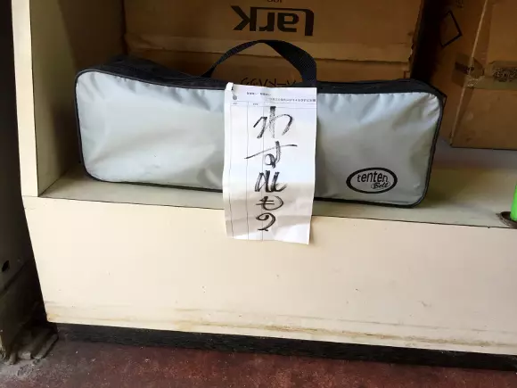 他發現這間半開著門的詭異破舊糖果店 鼓起勇氣進去才發現「門不能全開」是在等一個人!