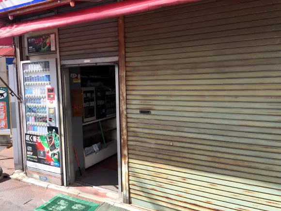 他發現這間半開著門的詭異破舊糖果店 鼓起勇氣進去才發現「門不能全開」是在等一個人!