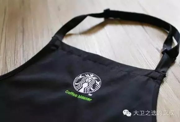 星巴克店員圍裙其實有「3種顏色」!買咖啡就要找「黑圍裙店員」才最划算啊