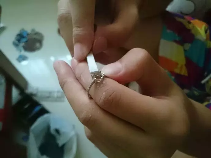 貧窮哥想求婚卻買不起鑽戒 用「空酒瓶→Tiffany婚戒」成功抱回美嬌娘!