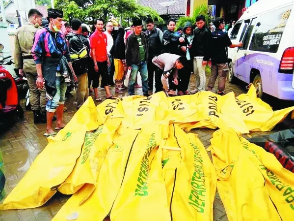 [印尼海嘯最新報道] 死 亡人數增至222人！印尼官方吁遠離海岸線。