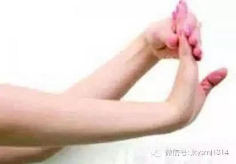 她50歲了，每天做一個簡單的動作，竟讓她[不長白髮]，[不長斑]，[不失眠]