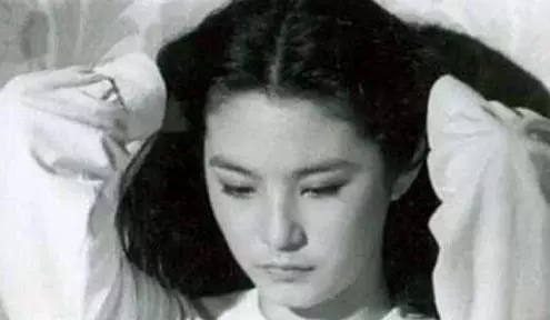 師生戀意外懷孕,想打掉卻發現是兩個,家喻戶曉的女兒差點沒有了