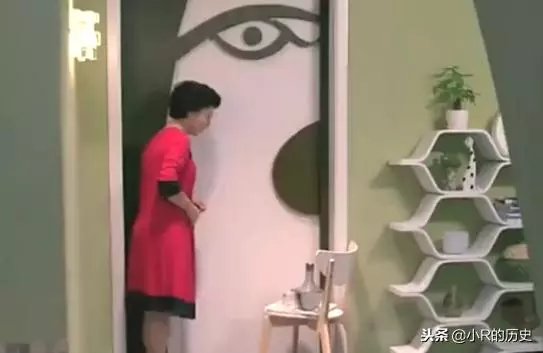 新婚夜婆婆老是來敲門,兒子嫌吵戴耳塞睡覺,第二天打開門,蒙了