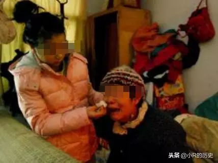 新婚夜婆婆老是來敲門,兒子嫌吵戴耳塞睡覺,第二天打開門,蒙了