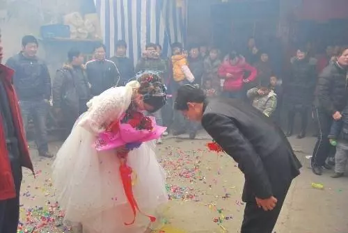 兒媳坐月子,婆婆說車禍來不了照顧,夫妻趕回去看她,到門口傻住