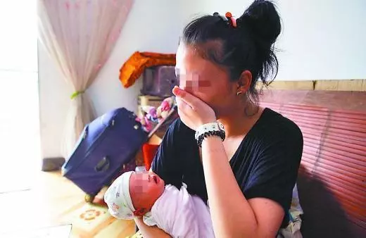 兒媳坐月子,婆婆說車禍來不了照顧,夫妻趕回去看她,到門口傻住