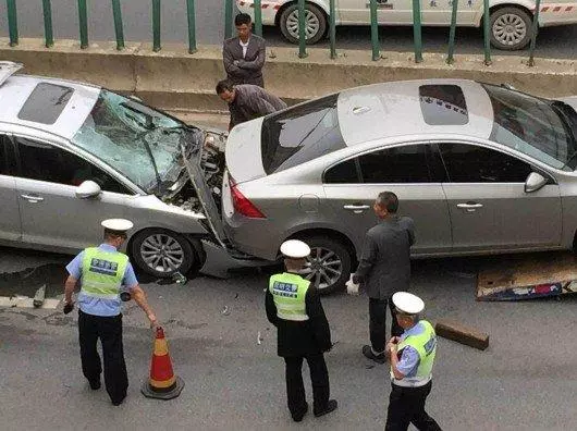 兒媳坐月子,婆婆說車禍來不了照顧,夫妻趕回去看她,到門口傻住
