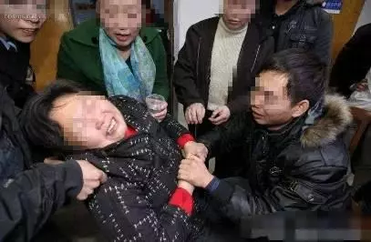 兒媳坐月子,婆婆說車禍來不了照顧,夫妻趕回去看她,到門口傻住