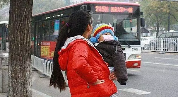 遠嫁的女士吵架後抱著孩子回娘家,母親沒空去接,剛到車站卻傻住
