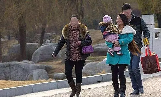 遠嫁的女士吵架後抱著孩子回娘家,母親沒空去接,剛到車站卻傻住