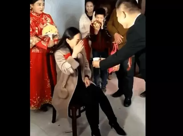 男子結婚看到丈母娘樂壞,長得比老婆都漂亮,網友:你到底娶誰?