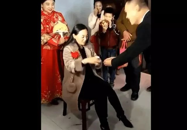 男子結婚看到丈母娘樂壞,長得比老婆都漂亮,網友:你到底娶誰?