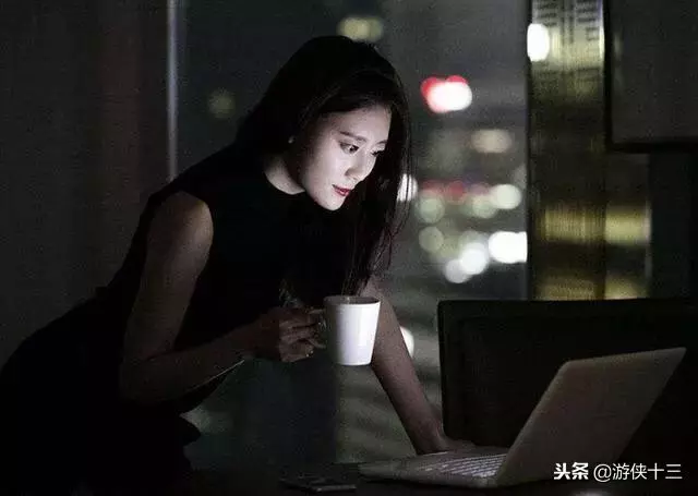老婆加班,我用兄弟的手機給她發關心信息,老婆的回覆讓我蒙了