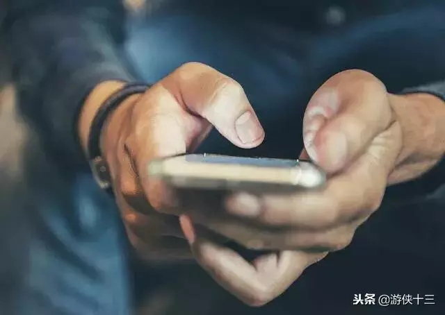 老婆加班,我用兄弟的手機給她發關心信息,老婆的回覆讓我蒙了
