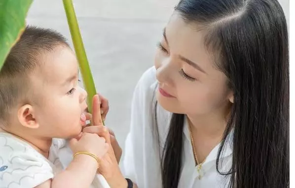 婆婆骨折住院兒媳頭影不露,婆婆勸兒離婚,兒子一番話老太無語
