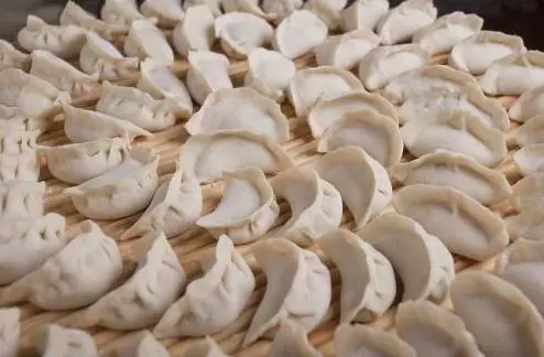 冬至婆婆生病想吃餃子,聽到病房裡說的話,我把餃子扔進垃圾桶