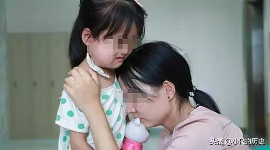 帶著7歲女兒改嫁,女兒一吃完飯就吐,醫生檢查後低聲說:快離婚