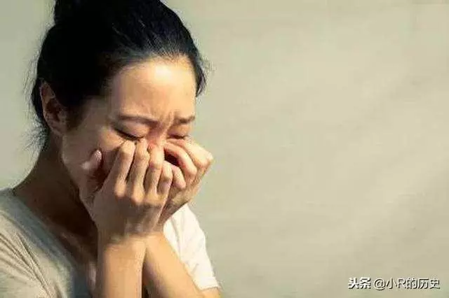 帶著7歲女兒改嫁,女兒一吃完飯就吐,醫生檢查後低聲說:快離婚
