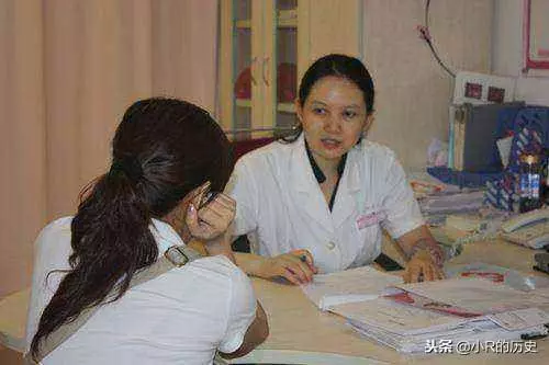 帶著7歲女兒改嫁,女兒一吃完飯就吐,醫生檢查後低聲說:快離婚
