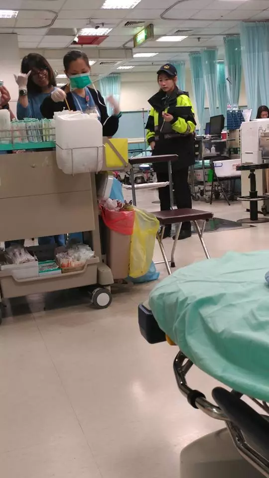 車禍進急診遇「空靈女警」PO文炫耀,神人一搜「原來女警的生活照更精彩....」