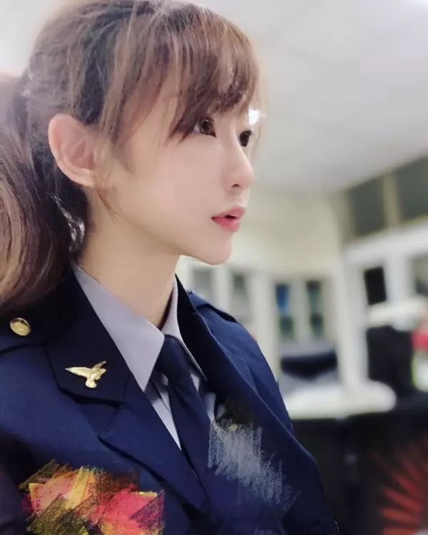 車禍進急診遇「空靈女警」PO文炫耀,神人一搜「原來女警的生活照更精彩....」